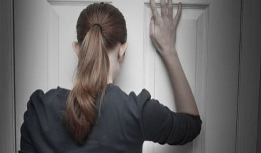 Bewoonster wacht buiten bij haar woning in Sint-Michielsgestel