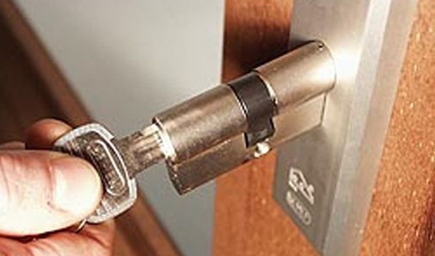 Slotenmaker aan het werk in een huis in Gestel